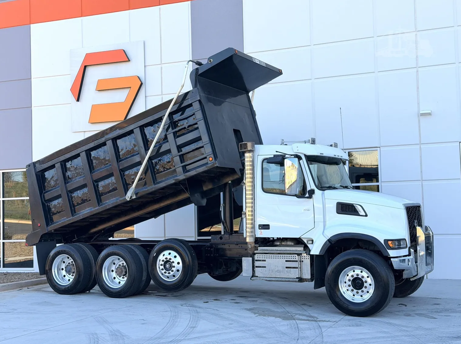 2022 VOLVO VHD84F200