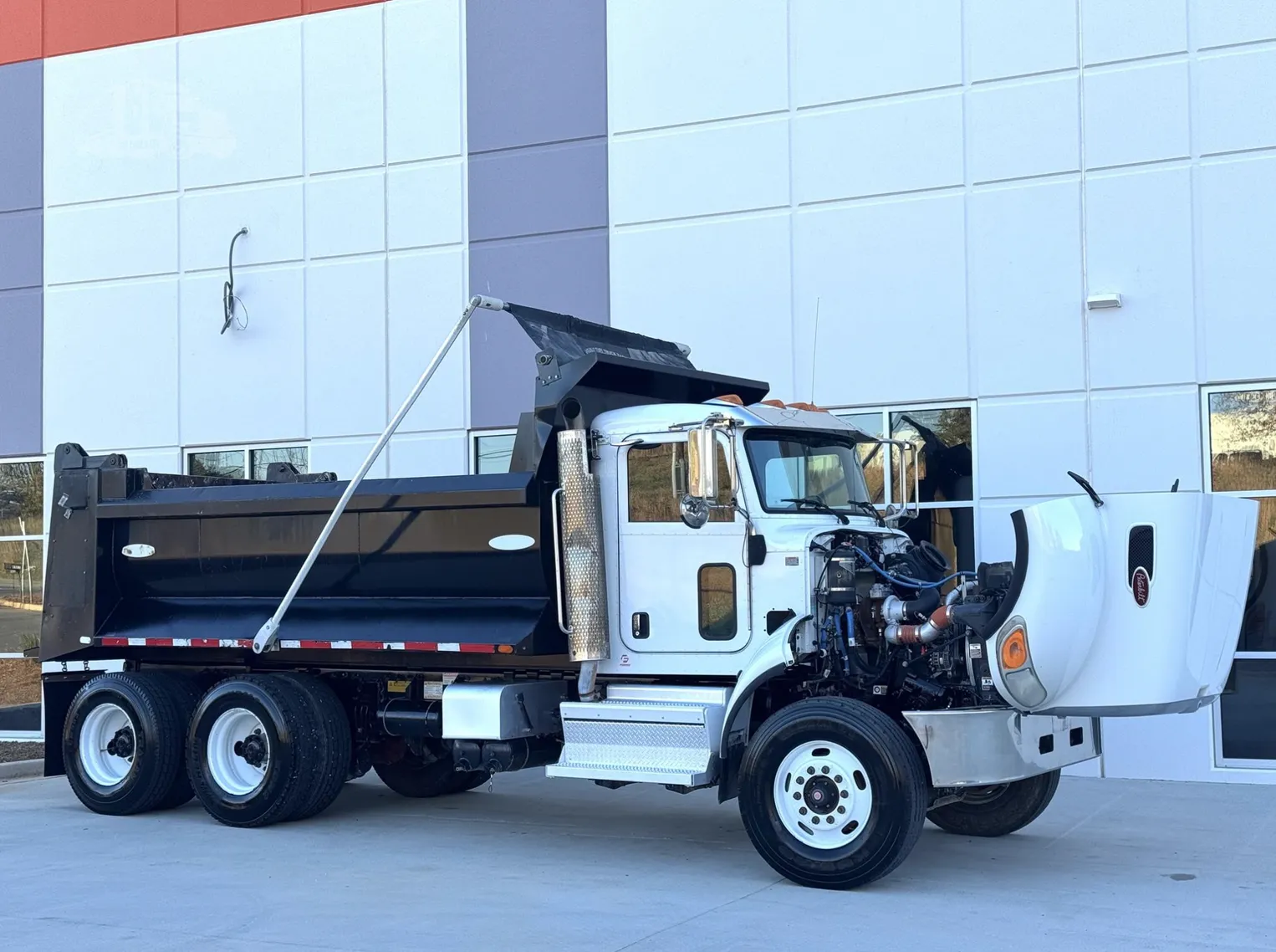 
								2018 PETERBILT 348 full									