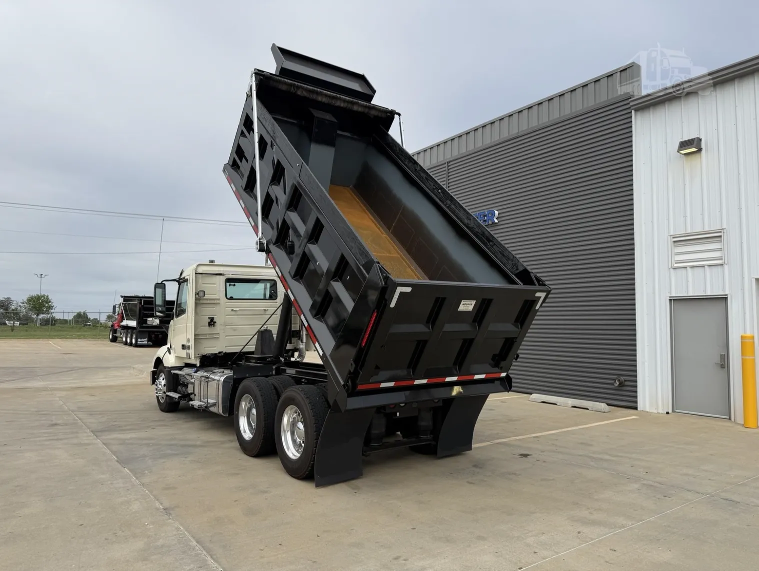 
								2021 VOLVO VNL64T300 full									