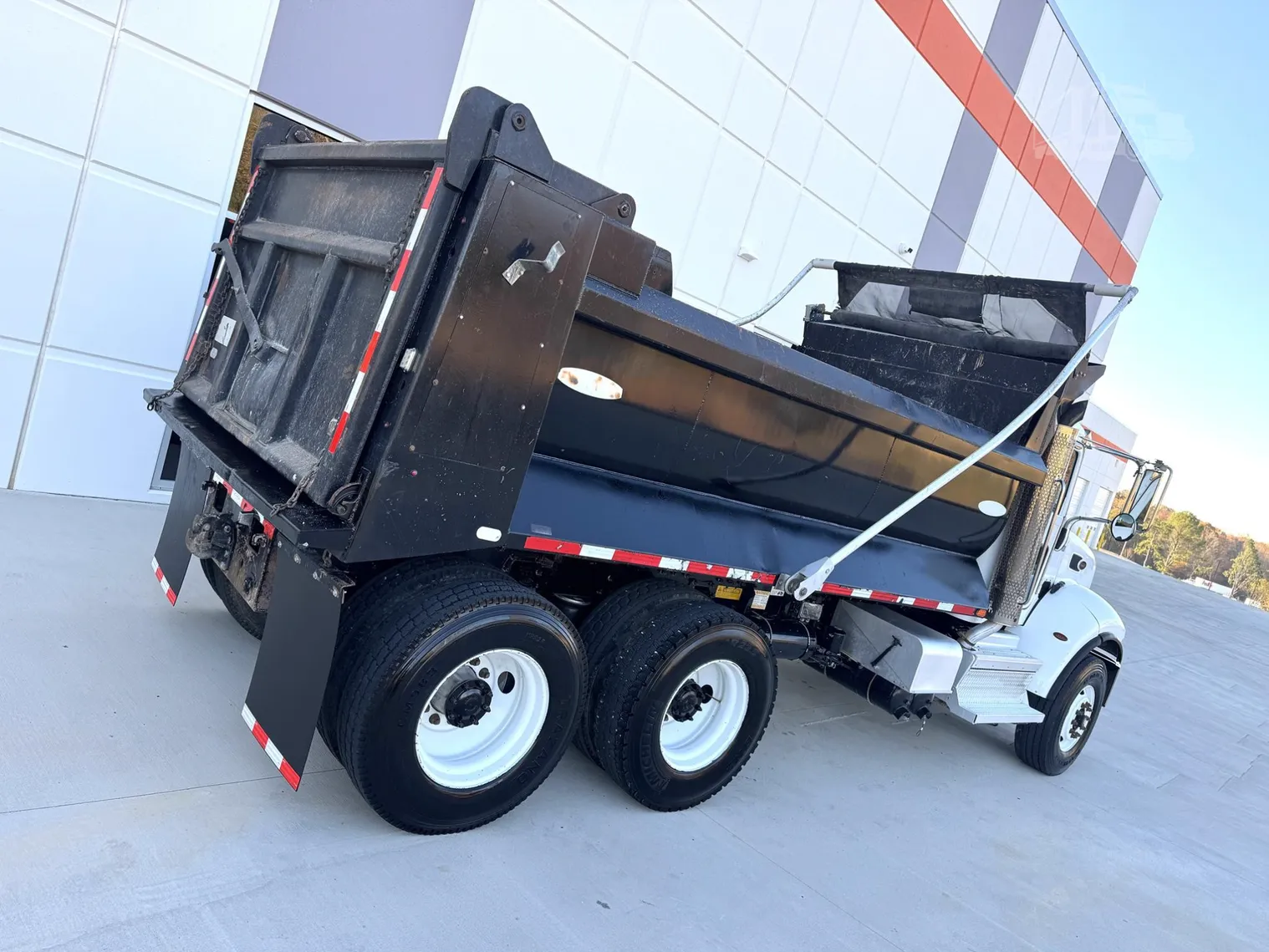 
								2018 PETERBILT 348 full									