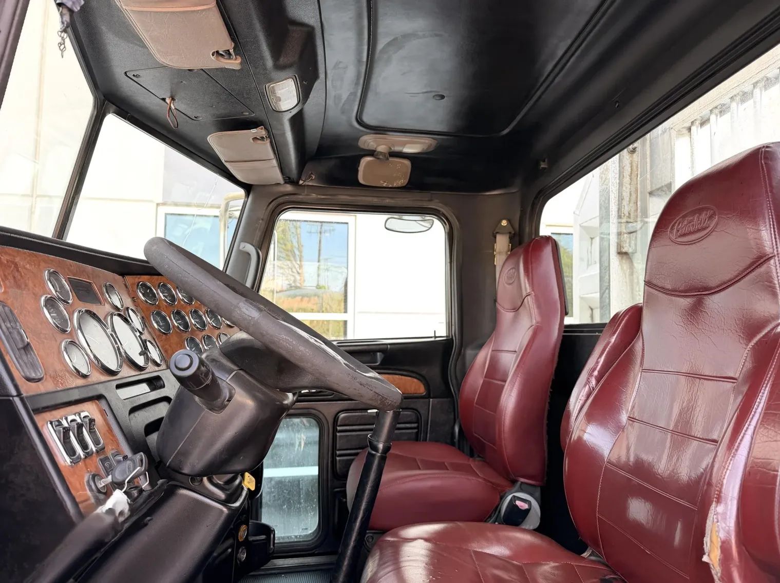 
								2006 Peterbilt 379 full									