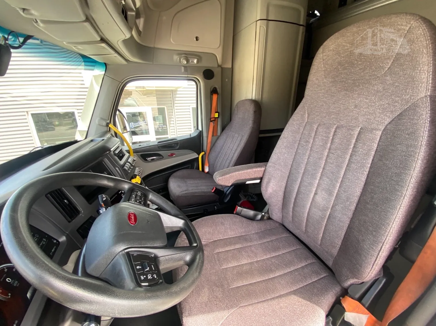 
								2022 PETERBILT 579 full									