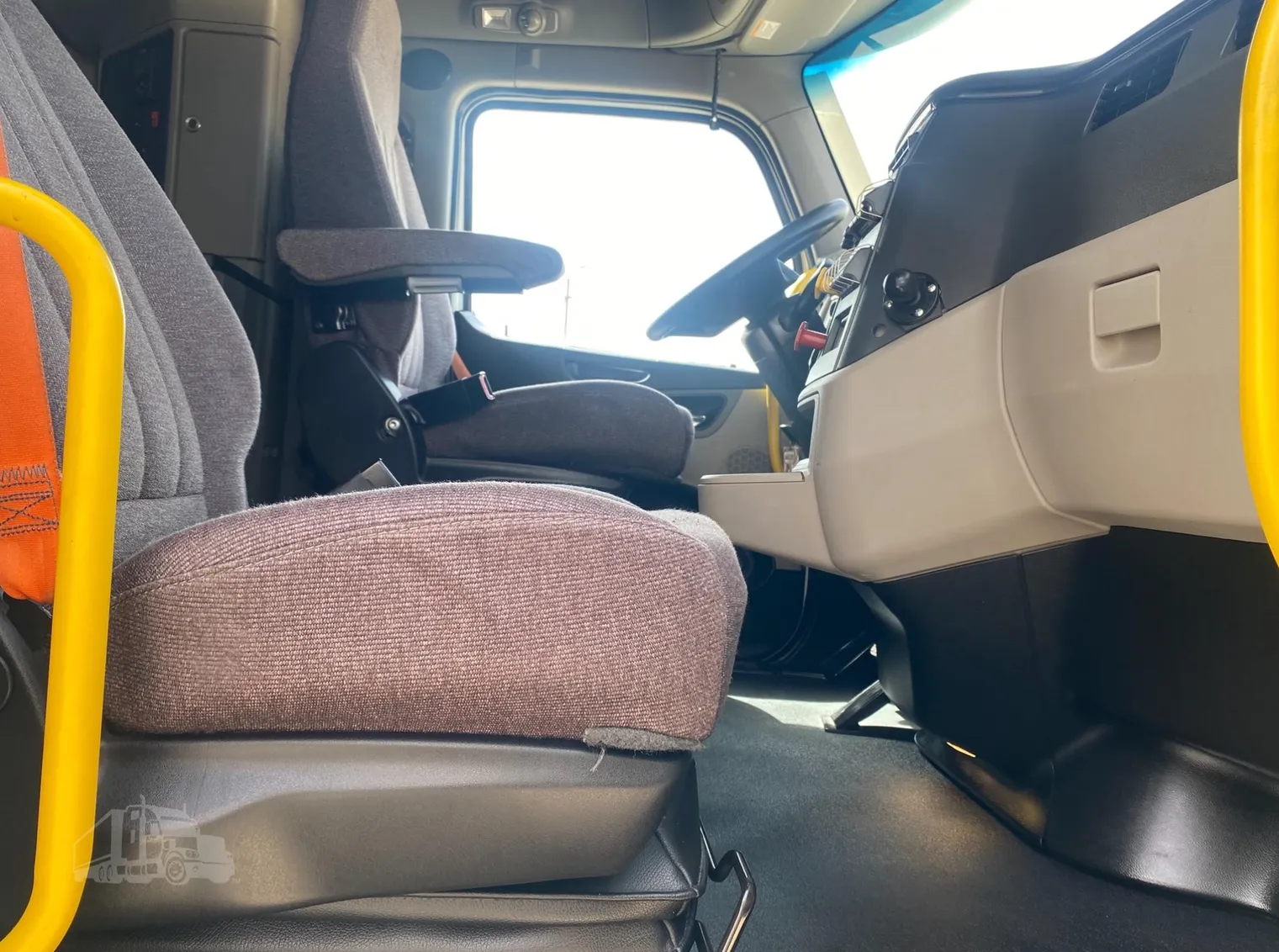 
								2022 PETERBILT 579 full									