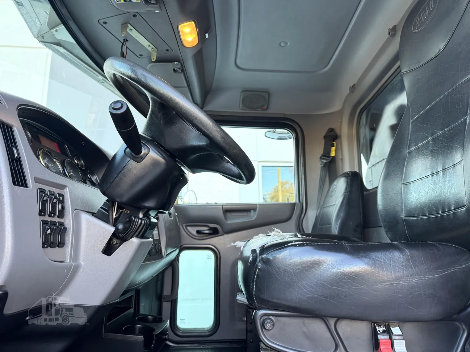 
								2018 PETERBILT 348 full									