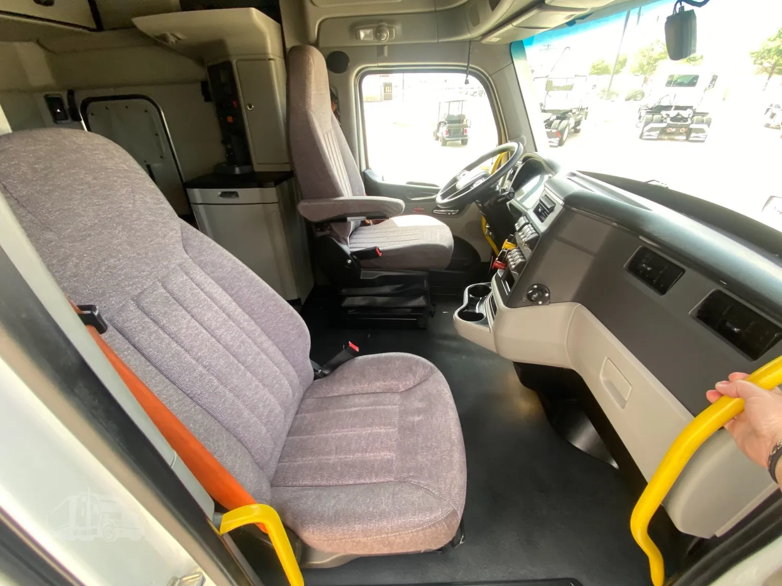 
								2022 PETERBILT 579 full									