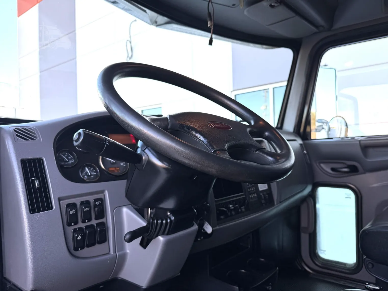 
								2018 PETERBILT 348 full									