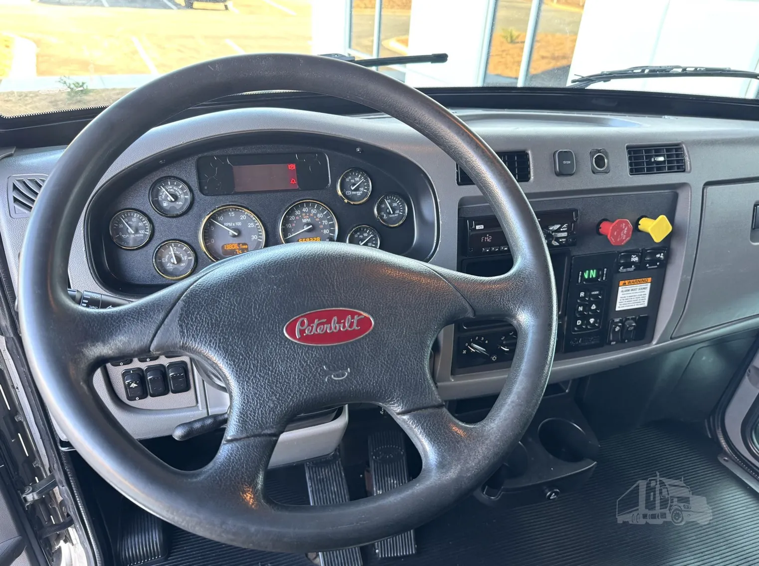 
								2018 PETERBILT 348 full									