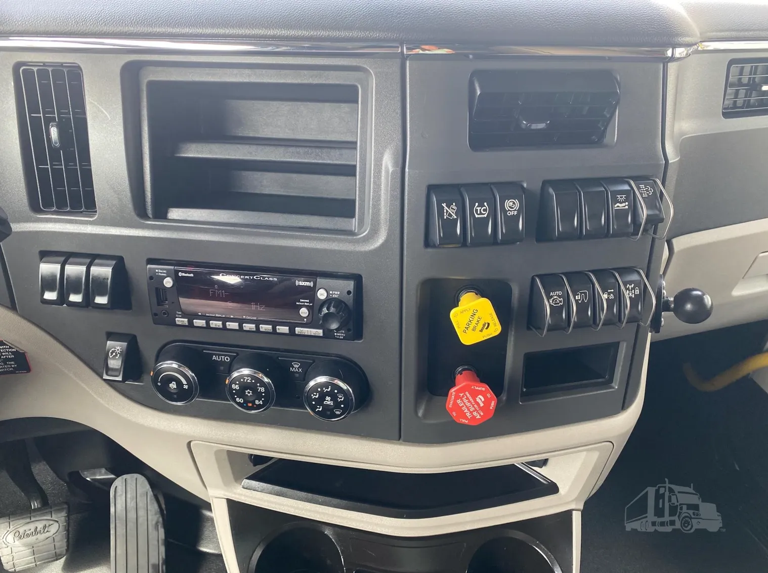 
								2022 PETERBILT 579 full									
