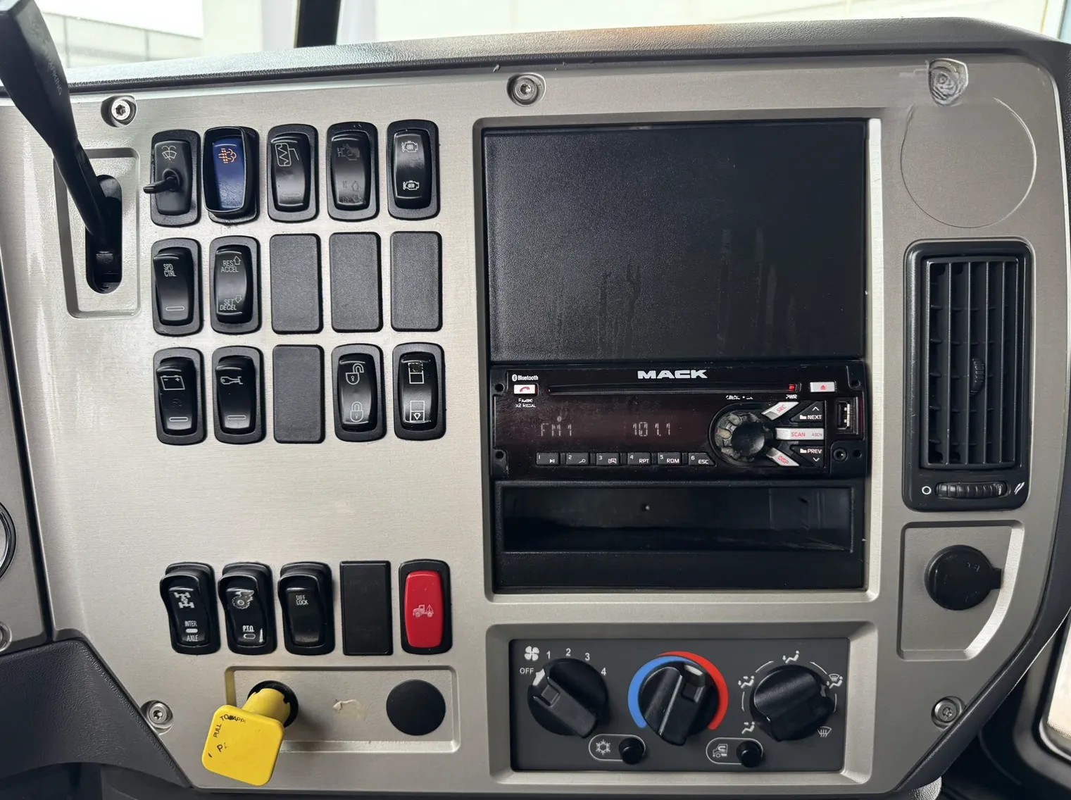 
								2016 MACK Granite GU813 full									