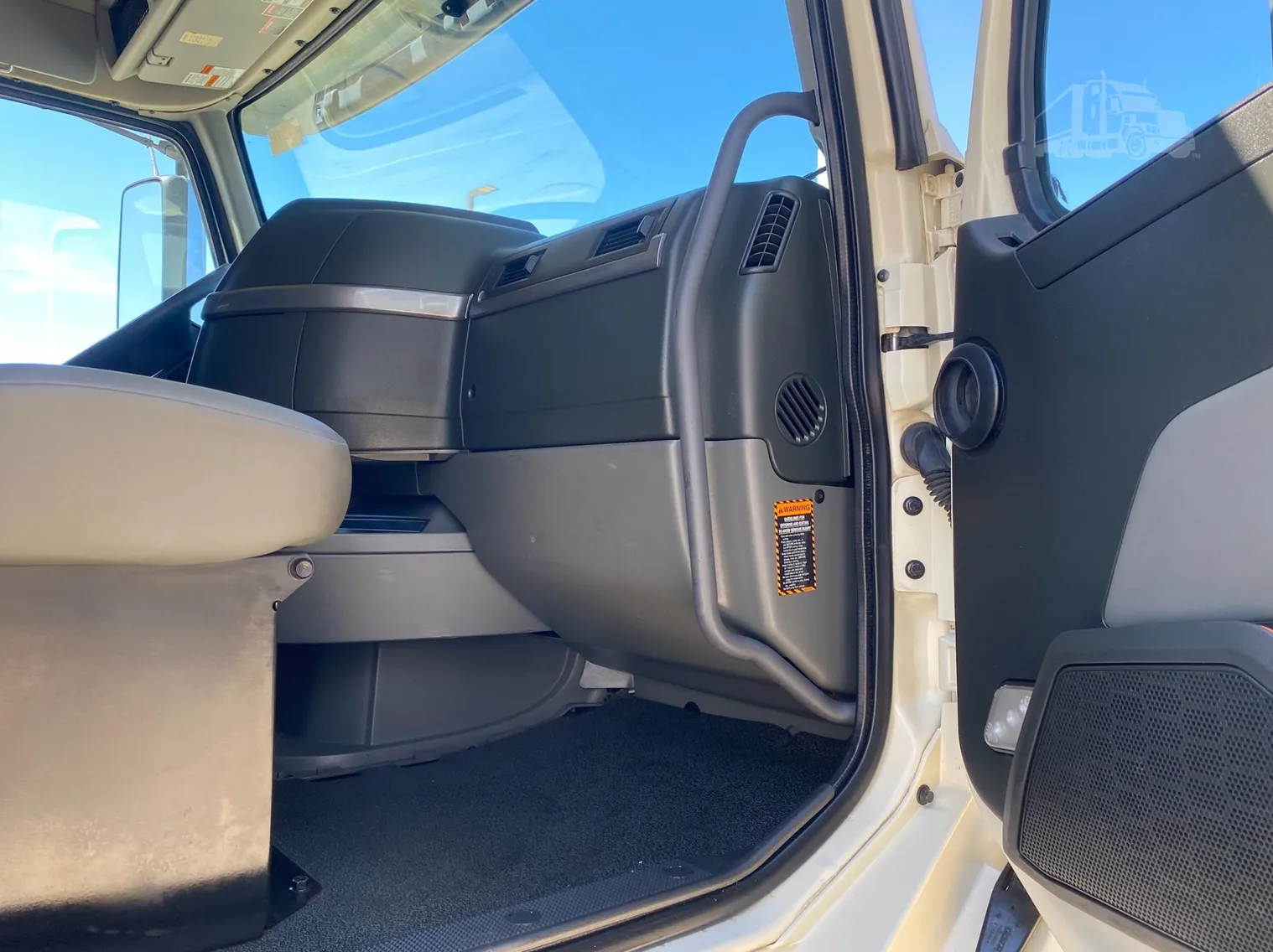 
								2021 VOLVO VNL64T300 full									