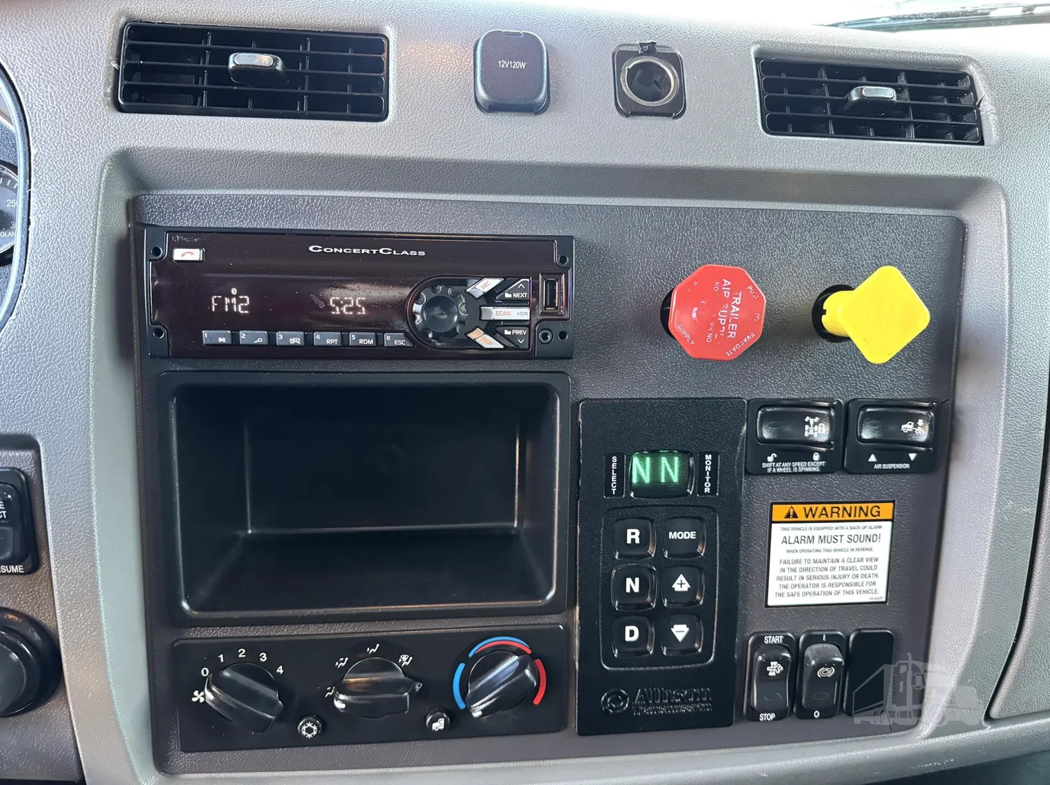 
								2018 PETERBILT 348 full									