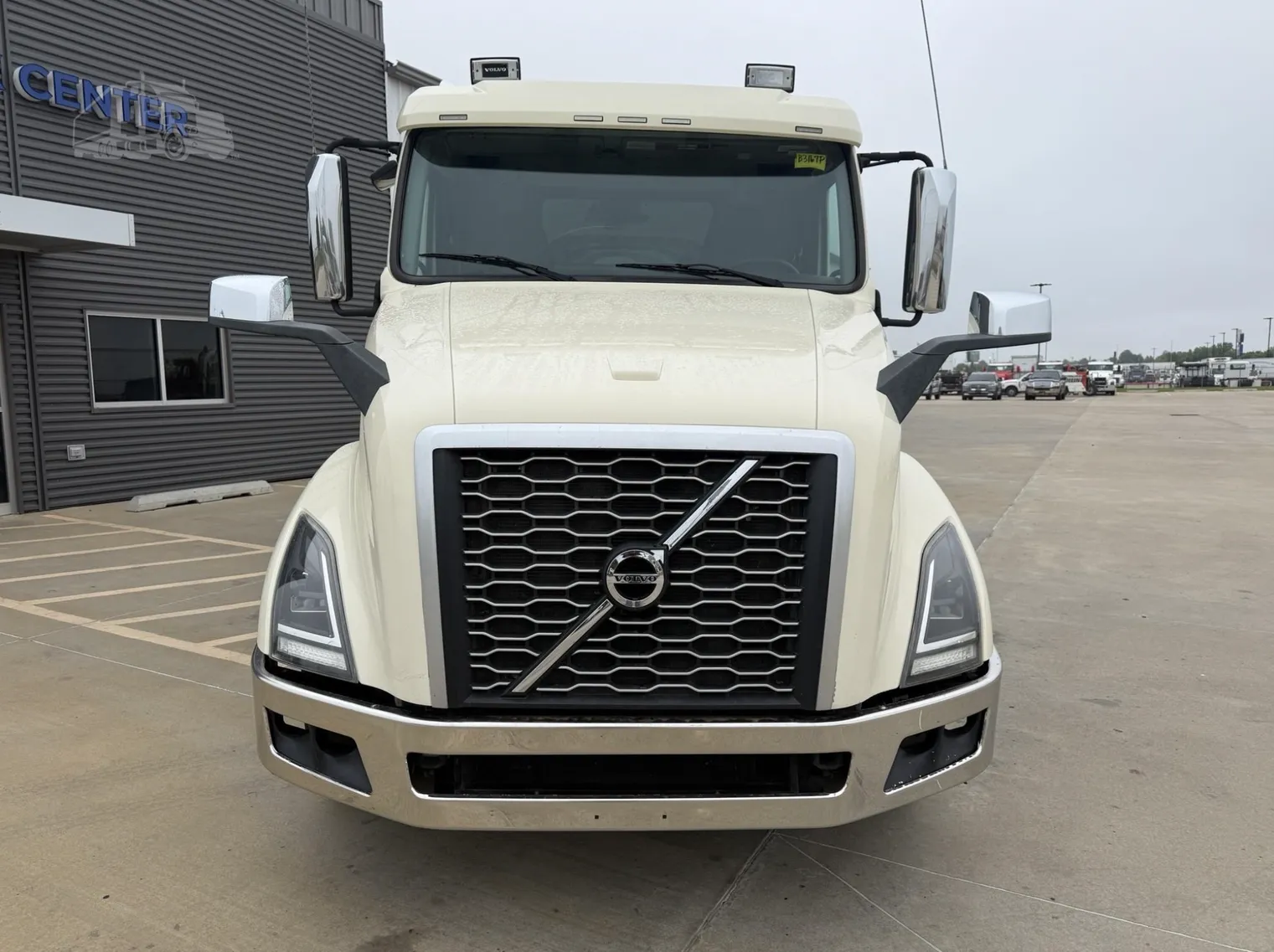 2021 VOLVO VNL64T300