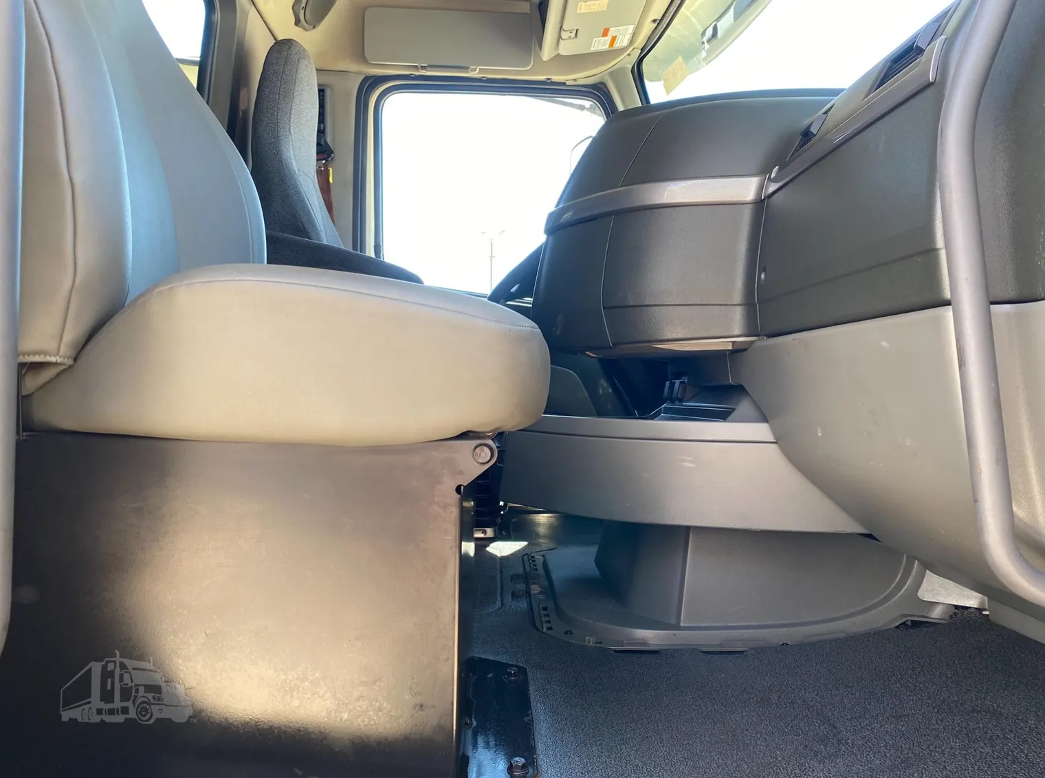 
								2021 VOLVO VNL64T300 full									