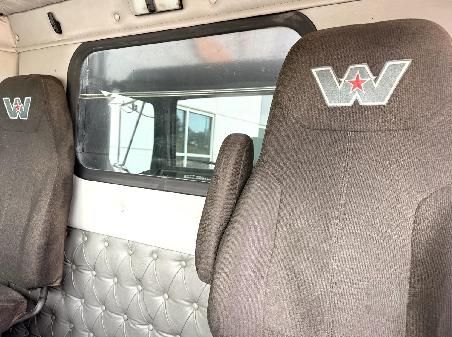 
								2015 WESTERN STAR 4700 full									