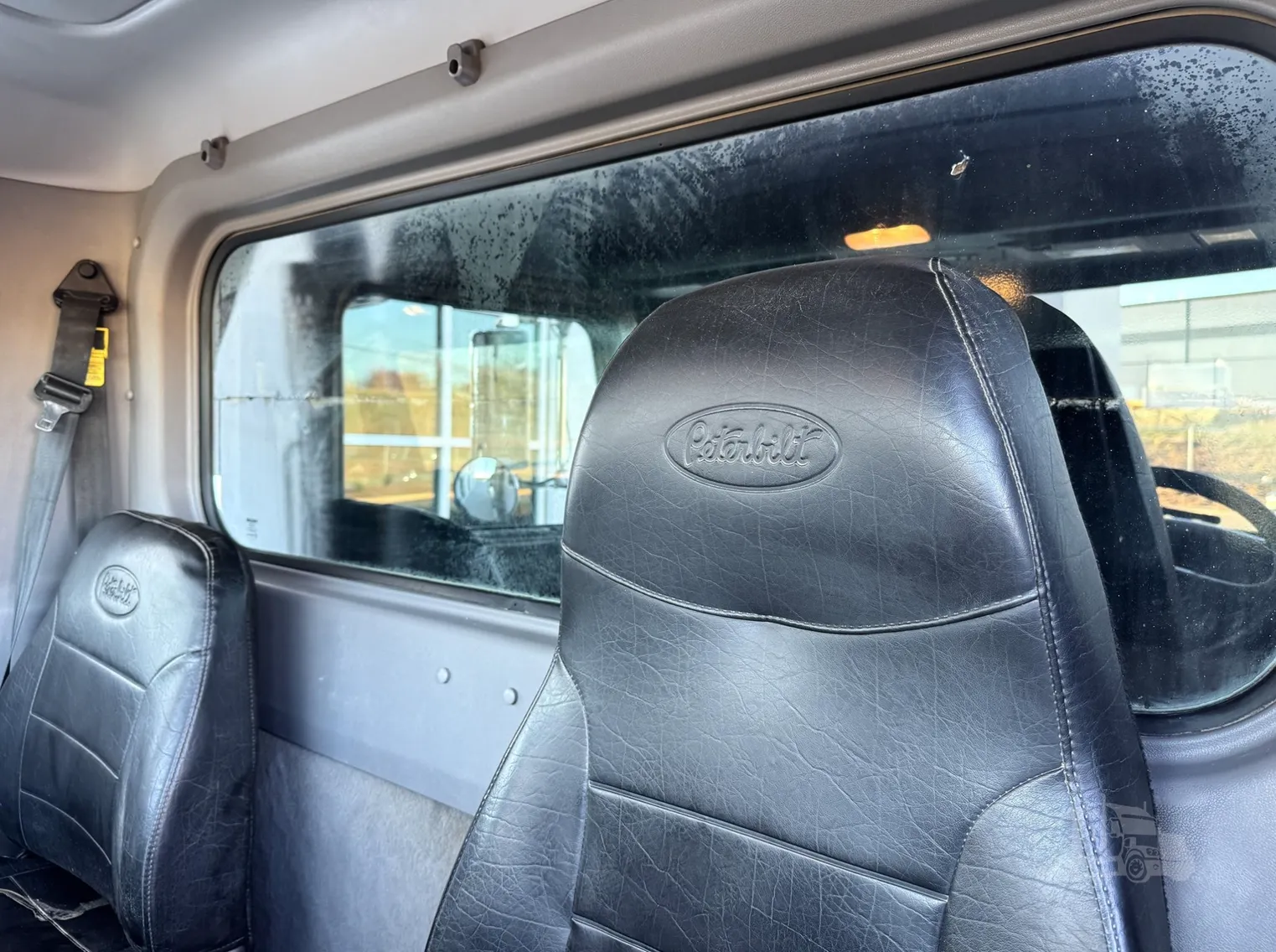 
								2018 PETERBILT 348 full									