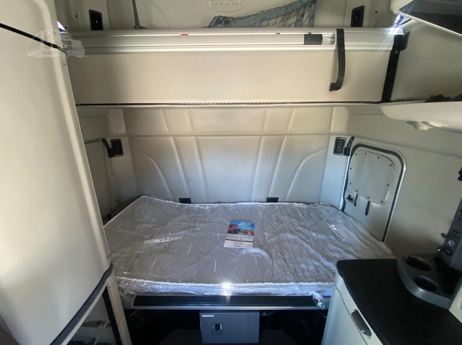 
								2022 PETERBILT 579 full									