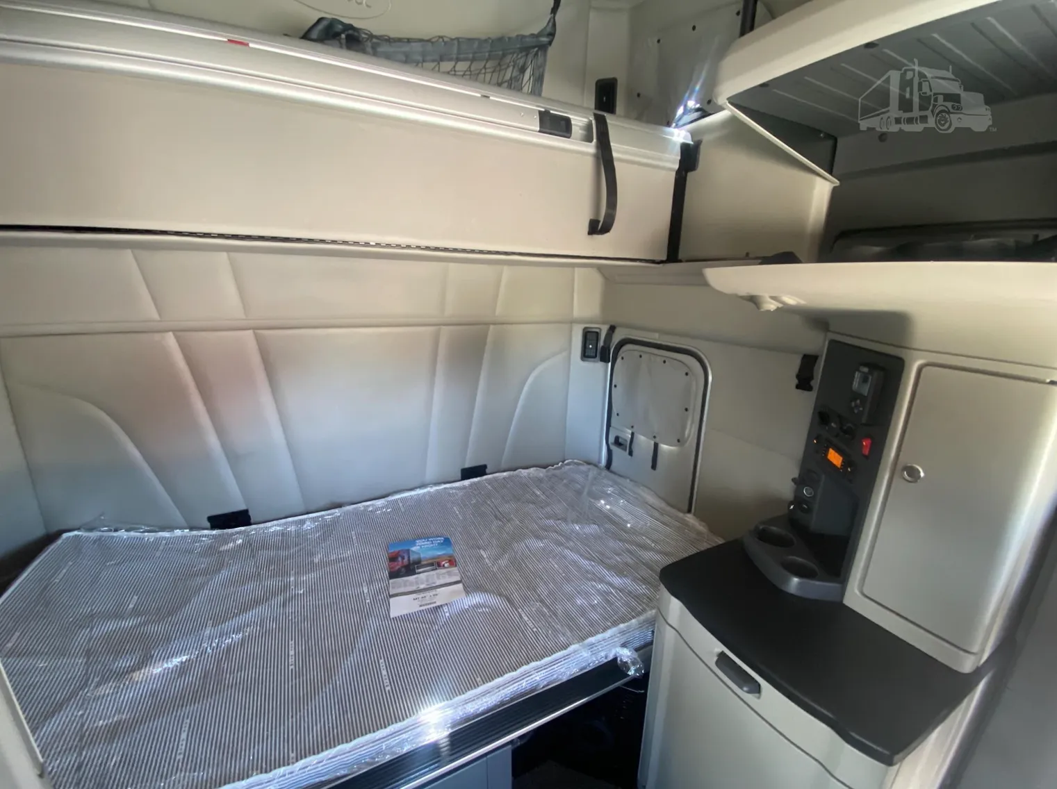 
								2022 PETERBILT 579 full									