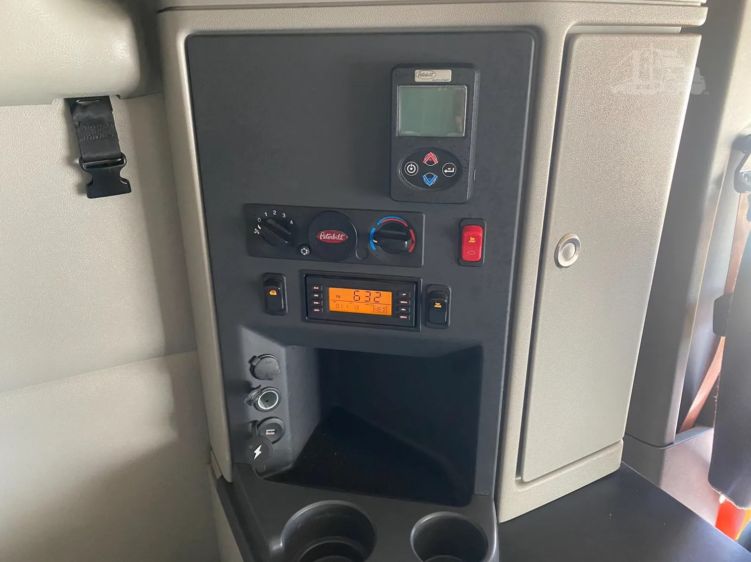 
								2022 PETERBILT 579 full									