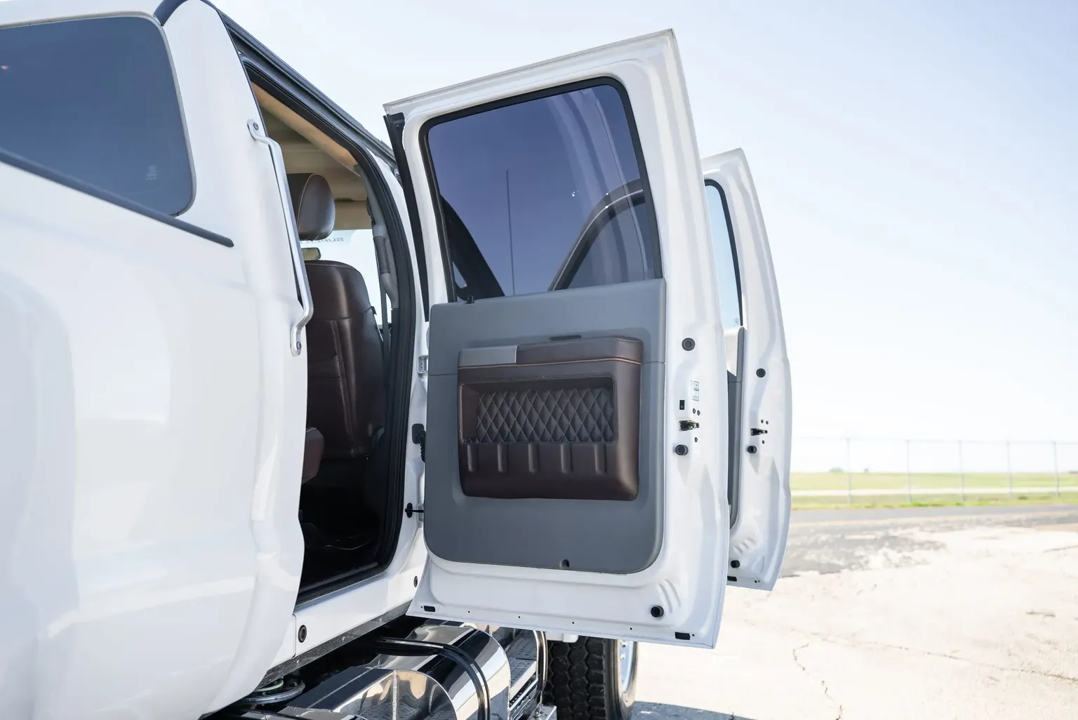 
								2017 Ford F-650 Super Duty Crew Cab full									