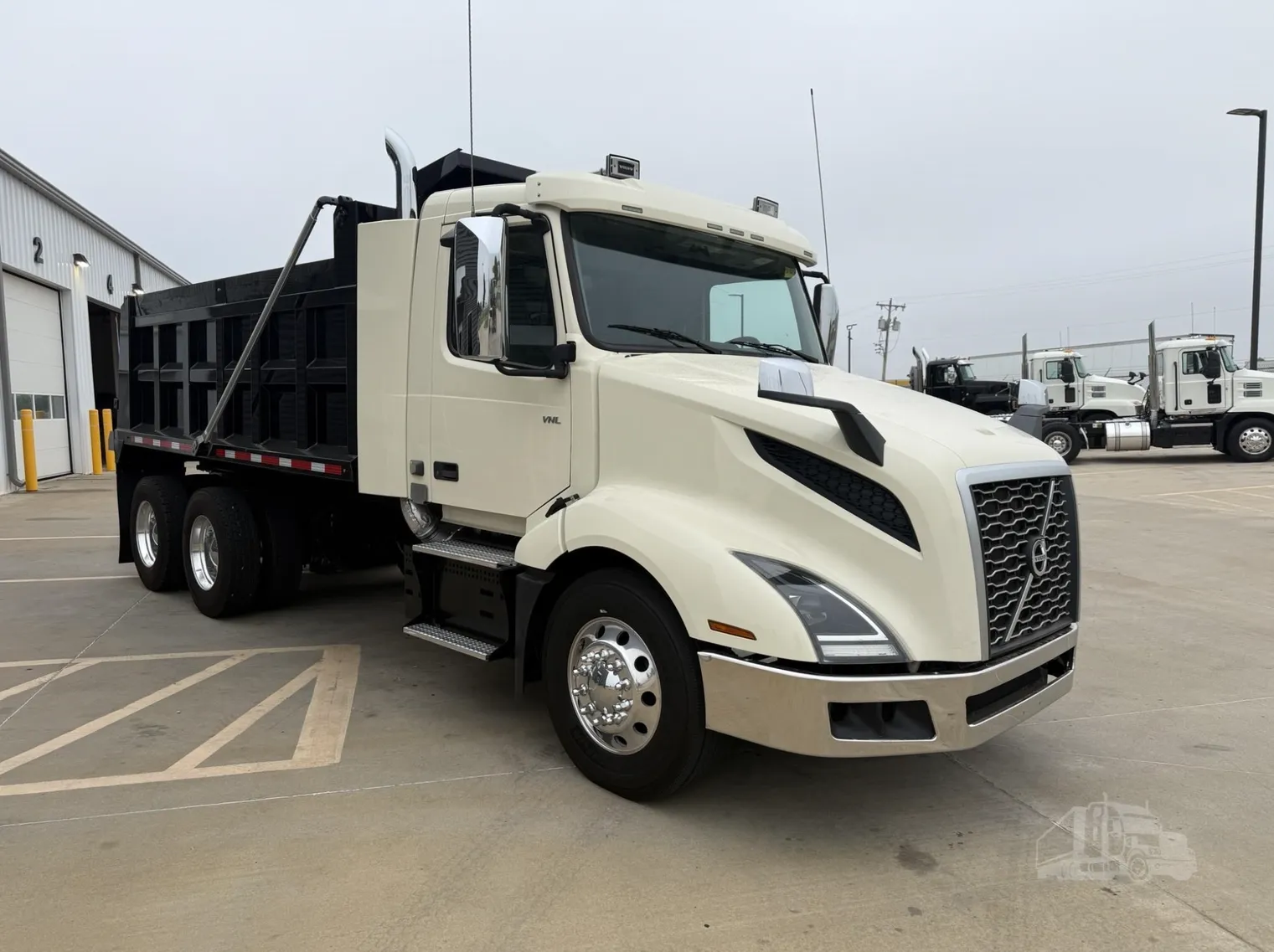 2021 VOLVO VNL64T300