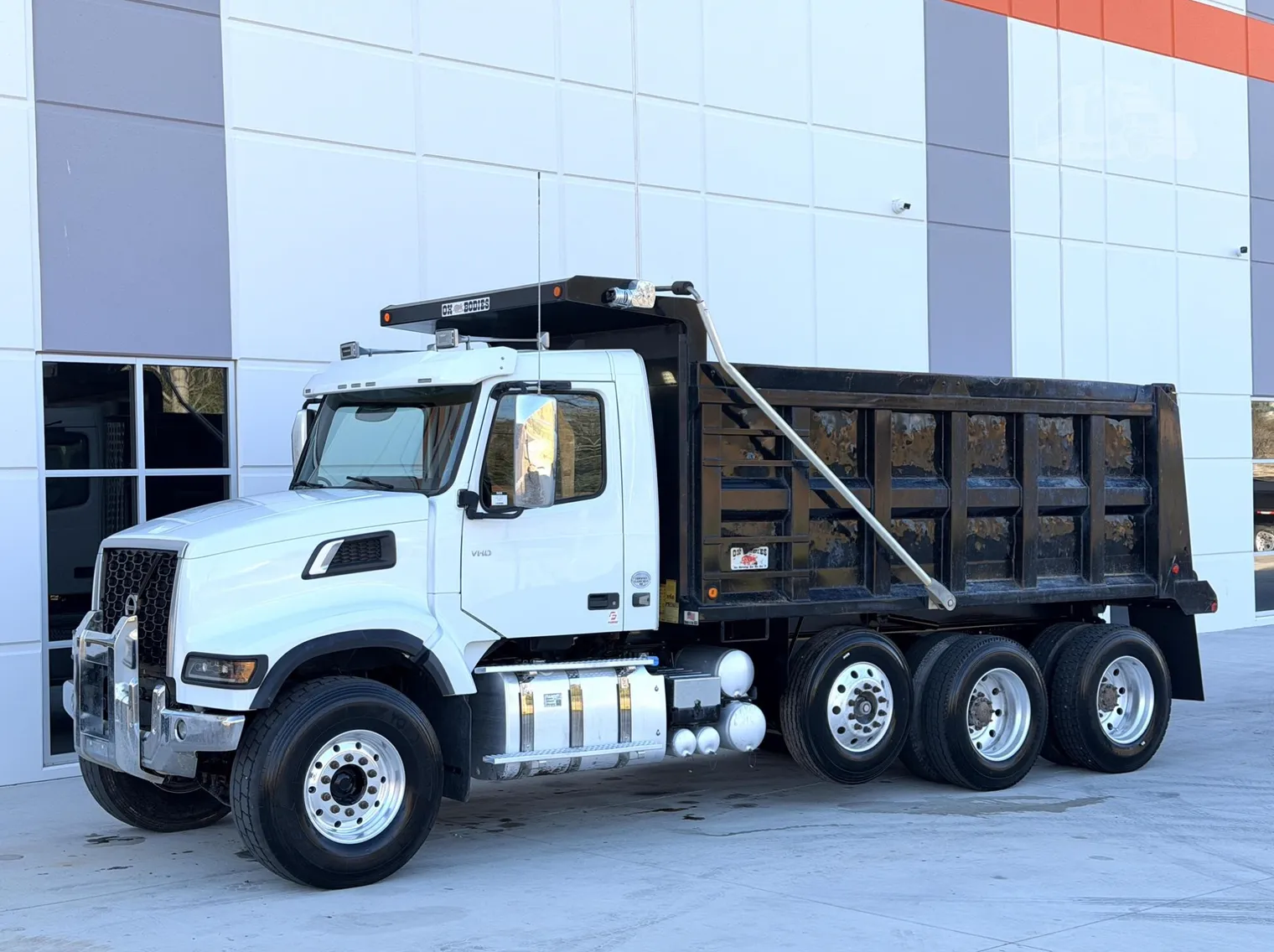 2022 VOLVO VHD84F200