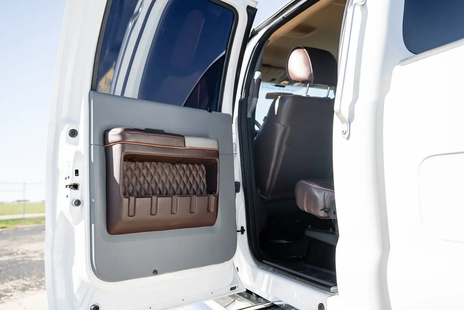 
								2017 Ford F-650 Super Duty Crew Cab full									