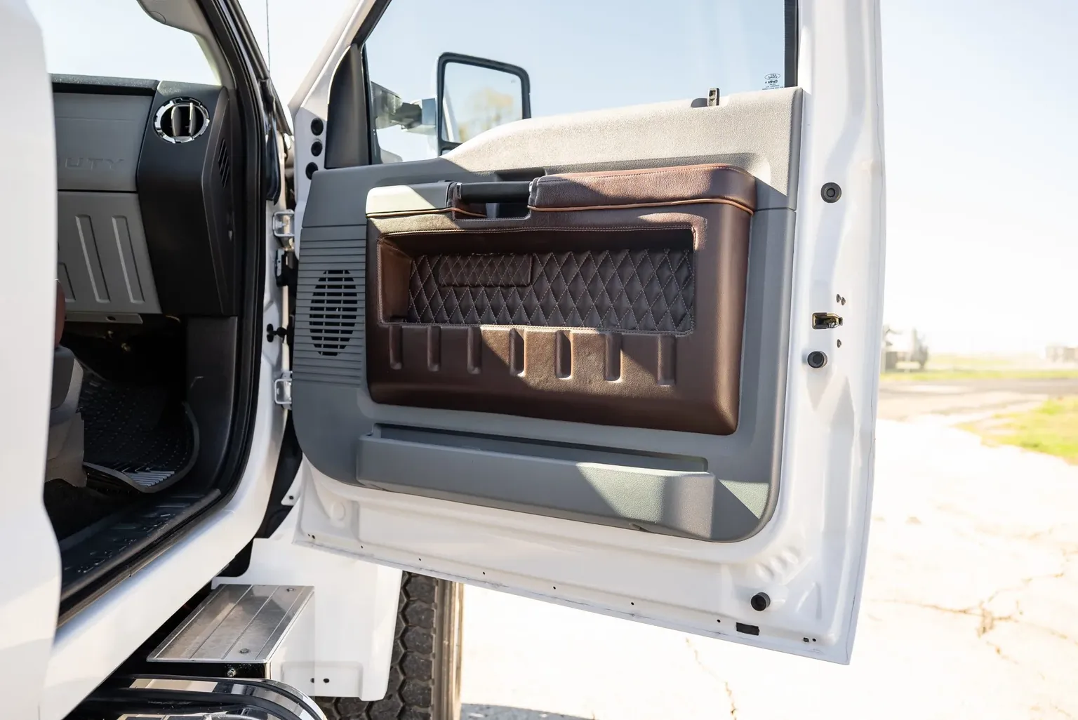 
								2017 Ford F-650 Super Duty Crew Cab full									