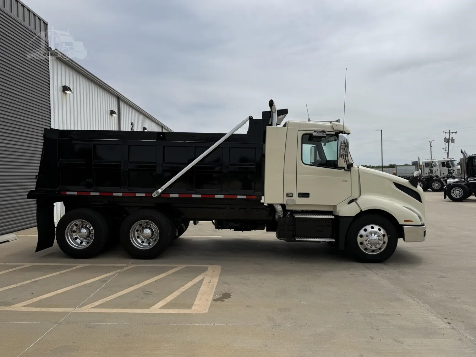 2021 VOLVO VNL64T300