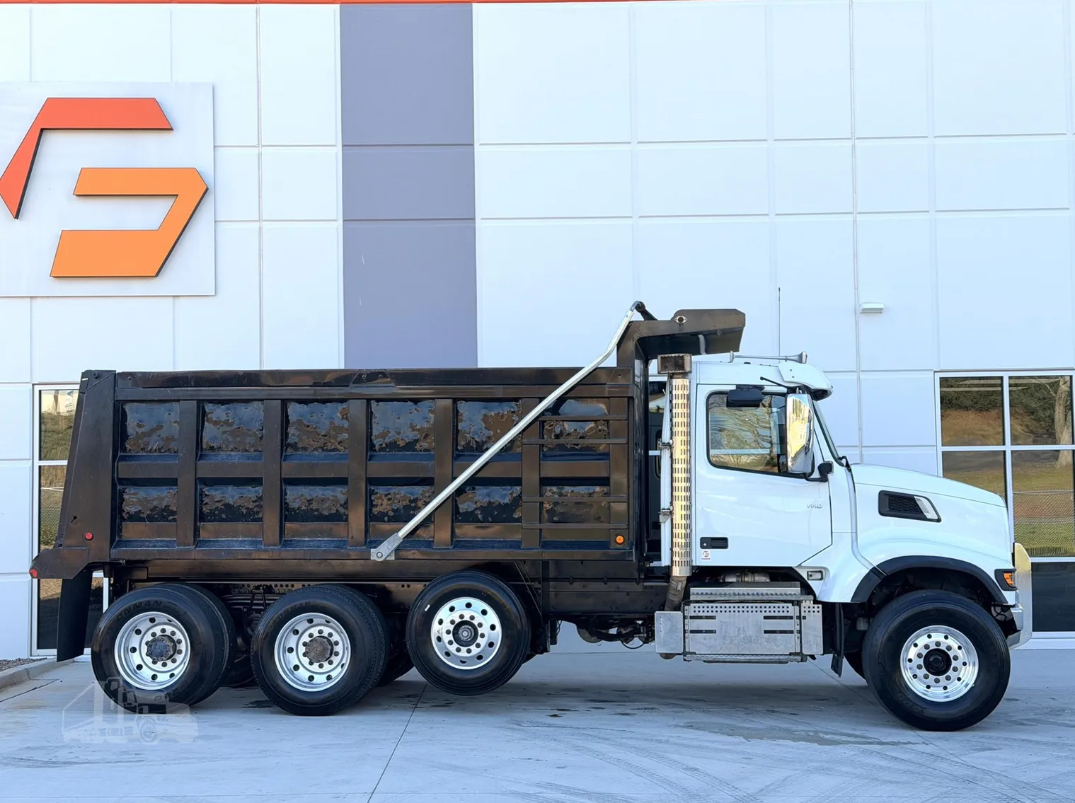 2022 VOLVO VHD84F200