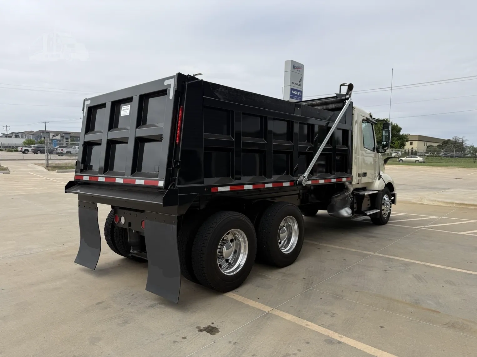 2021 VOLVO VNL64T300