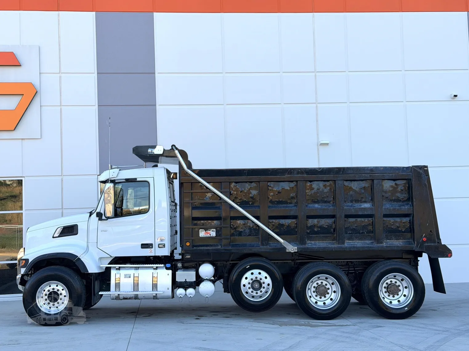 2022 VOLVO VHD84F200