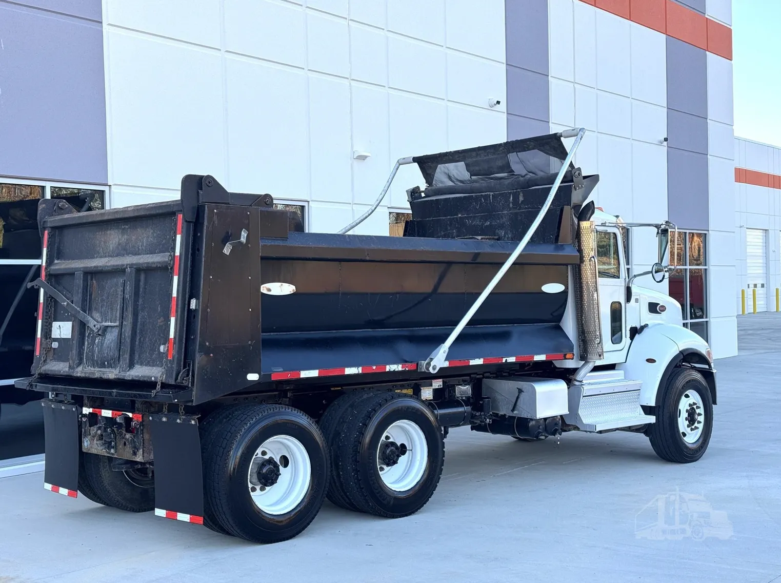 
								2018 PETERBILT 348 full									
