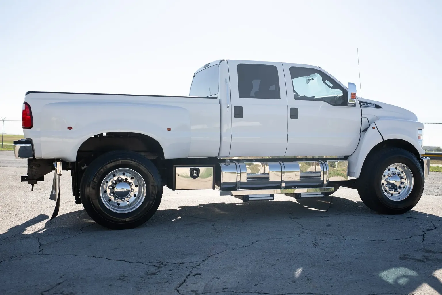 
								2017 Ford F-650 Super Duty Crew Cab full									
