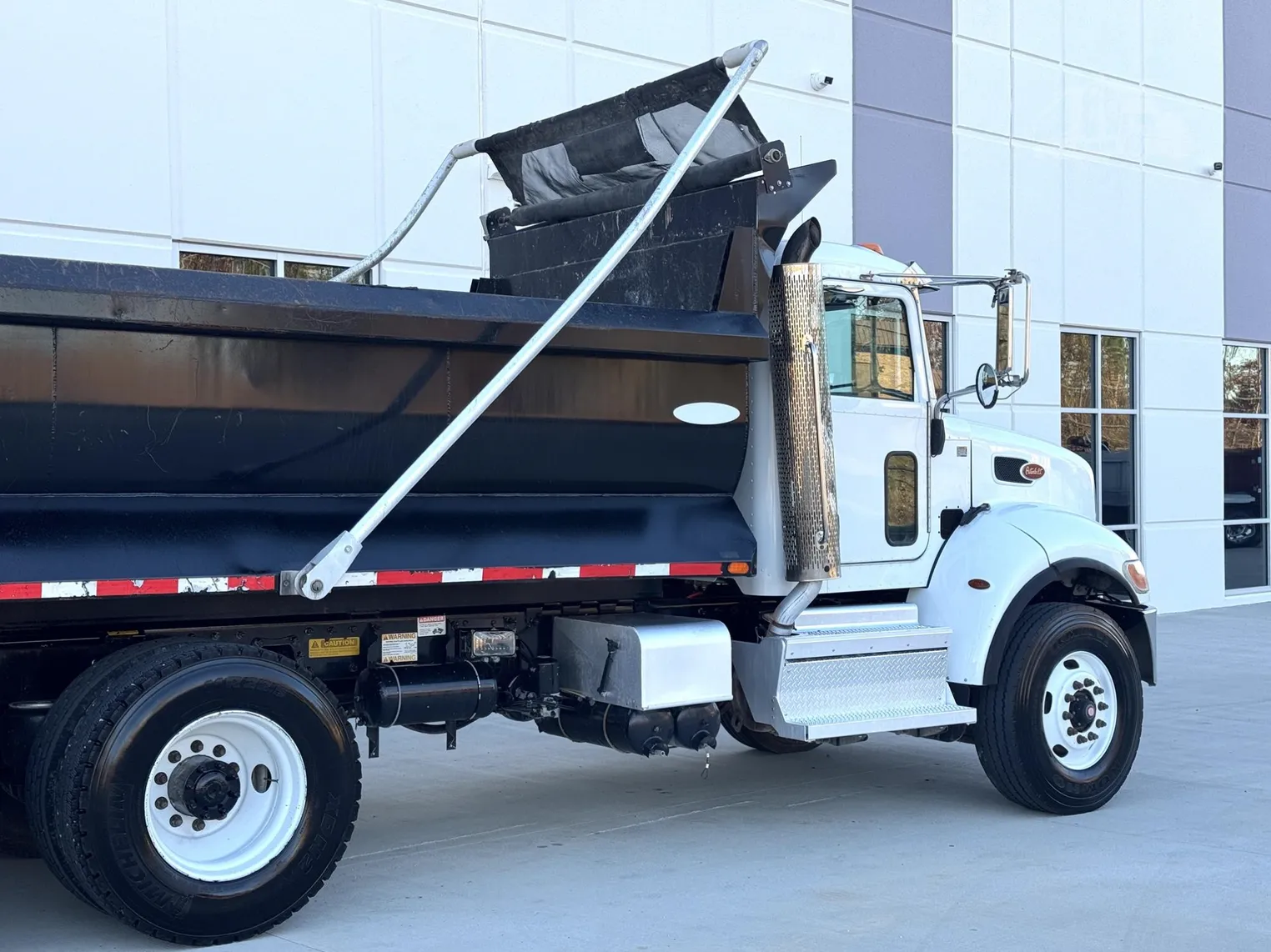 
								2018 PETERBILT 348 full									