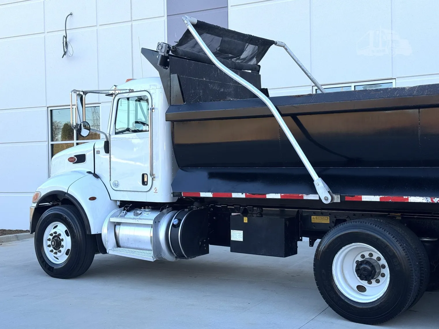 
								2018 PETERBILT 348 full									